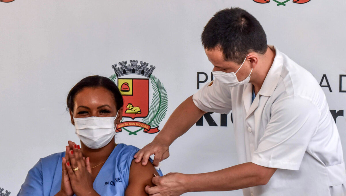 Eric Moto, chefe de Seção Direção Técnica do Pronto Atendimento do Cervezão, aplicando a primeira vacina em Rio Claro