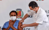 Eric Moto, chefe de Seção Direção Técnica do Pronto Atendimento do Cervezão, aplicando a primeira vacina em Rio Claro